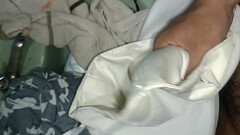 Masturbandome con la falda de sat&eacute_n de mi prima Thumb