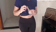 Cheguei em casa e a faxineira estava de cal&ccedil_a legging ,fiquei com um puta tes&atilde_o e acabei oferecendo dinheiro em troca de sexo Thumb