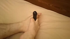 Juego con mis pies y un consolador, me pajeo y me corro sobre mis pies. Thumb