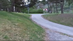 nackt am Tag unter der Autobahn durch Thumb