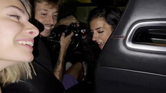 Mentre stavamo tornando a casa dal cinema in. macchina con amici, ho iniziato a succhiare il cazzo al ragazzo seduto dietro con me Thumb