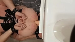 Sissy gozando de su dildo con manos atadas a la espalda Thumb