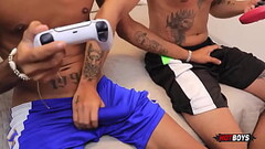 Jogar apostando da mais emo&ccedil_&atilde_o. Ricc e Luan adoram um Play 5 e sempre se juntam pra jogarem juntos. A divers&atilde_o fica ai... Thumb