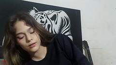 Despierto a mi peque&ntilde_a hermanastra para follarla duro por el culo y venirme por dentro de el. H.L. Thumb