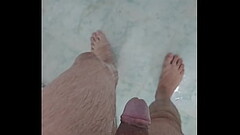FETICHE - NOVINHO SAFADO MIJANDO NO BANHO Thumb