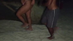 Sexo p&uacute_blico arriscado na praia quase pego pela pol&iacute_cia Thumb
