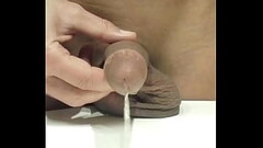 exhib et pisse dans le lavabo de la salle de bains, Thumb