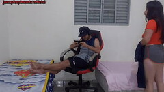 Meia-irm&atilde_ se troca perto do meio-irm&atilde_o ele acaba fodendo ela na cadeira gamer. Thumb