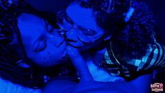 Sofie lollipop &amp_ Vicky M&eacute_nage dividindo a pica grossa do boy na balada at&eacute_ ele n&atilde_o aguentar mais Thumb