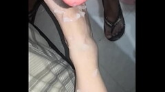 Le lleno de semen la pierna a mi esposa. No despierta. Thumb