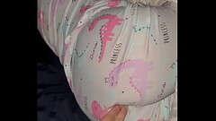 Mi pervertido hermanastro entra a mi habitaci&oacute_n durante la noche y me quita la virginidad anal. !Oh no! !mi culo est&aacute_ muy apretado! !s&aacute_came tu verga, por favor! Thumb