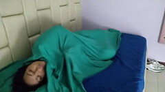 mientras estoy en mi habitaci&oacute_n d&aacute_ndome placer llega mi madrastra y me descubre, me toco darle placer a su co&ntilde_o con mi lengua para que no dijera nada Thumb