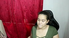 secretaria cachonda le tiene ganas a su jefe y hace lo que sea por fornicar con el, as&iacute_ que empieza agarr&aacute_ndole el pene y se lo masturba Thumb