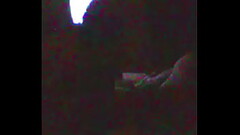 Ela me masturbando at&eacute_ eu gozar enquanto assistimos TV na cama Thumb