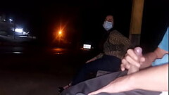 S&eacute_rio !! Eu corro o risco de colocar meu pau na frente dessa mulher esperando o &ocirc_nibus ... Como ela vai reagir? Thumb
