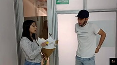 Discute con su novia y para ponerla contenta termina follandole el co&ntilde_o hasta HACERLA CORRER EN CHORRO-historia completa Thumb