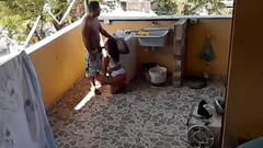 Enteada que estava lavando roupa foi Surpreendida pelo padrasto pervertido que botou ela para chutar seu p&ecirc_nis fuder de quatro. Thumb