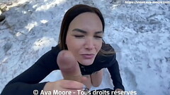 Une fran&ccedil_aise suce une grosse bite dans la neige et avale tout le sperme - Ejaculation buccale Thumb