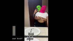 Observo a mi VECINA en el espejo y decido meterle toda mi verga Thumb
