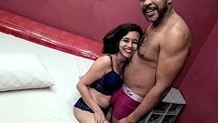 A baixinha safada gozou muito dando cu e buceta pro amigo no motel e acabou com a cara toda gozada e engolindo leite Thumb