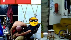 BARBEIRO MADURO DEPILANDO E CHUPANDO O PAU DO NOVINHO  CASADO Thumb