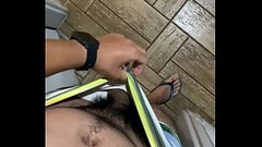 Tirando o pau pra fora, de sunga no corredor do hotel Thumb