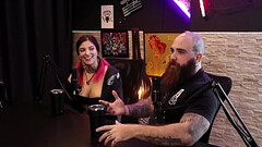 Eles estavam transando e uma buceta apareceu na cara dele - Queen e Iron Thumb