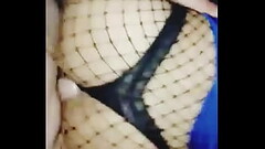 Travesti puta culona follada en 4 con medias de red y la tanga puesta Thumb