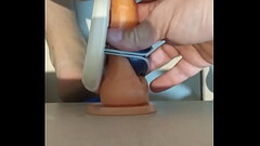 Meu consolo (dildo) entre as tiras das minhas havaianas power e fodendo meu cuzinho com o chinelo Thumb