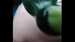 Madura se masturba rico el ano con un pepino Thumb