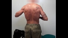 exhib Mec muscl&eacute_ dans les vestiaires et sous la douche de la salle de gym Thumb
