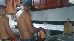 Le follo el culo con mi dedo a mi mejor amigo mientras estamos en la cocina Thumb