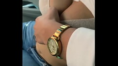 La cachan ense&ntilde_ando las bubis en publico dentro del coche Thumb