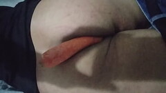 Puta travesti a punto de meterse una zanahoria por el culo les gustaria ver ? Thumb