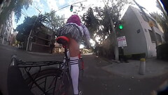 Paseo en bicicleta upskirt, &iquest_Quieres mirar bajo mi falda? Thumb