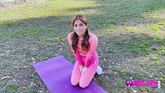 Fan gordito logra follar y llenar el co&ntilde_o de leche a una actriz peruana que encontr&oacute_ haciendo ejercicios en el parque Thumb