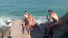 LEVANDO LEITADA DOS AMIGOS NA PEDRA DA PRAIA DE ABRIC&Oacute_ (COMPLETO NO RED) Thumb