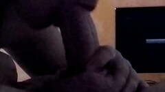 Japa ninfeta chupando a pica do seu meio-irm&atilde_o escondido enquanto todos dormem ao lado, ainda engoliu a leite Thumb