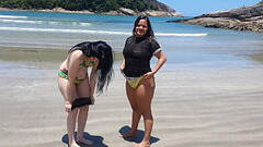 Com minha namorada Paty Bumbum de f&eacute_rias  na praia . Thumb