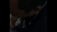 Mi t&iacute_o me la vuelve a mamar en el ba&ntilde_o Thumb