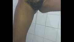 Esposa mijando no banho Thumb