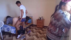 Esposa cornuda habla por telefono mientras su amiga me come toda la polla y se sienta encima de ella en la cama, mientras ella esta entretenida nosotros disfrutamos Thumb