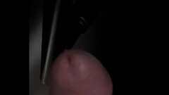 Esfregando o pau na porta do provador da loja Thumb