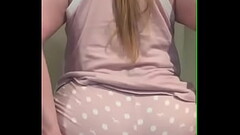 Chica pedorra en shorts rosa Thumb