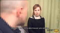 DEBT4k. Jolie jeune fille avec un tour de cou satisfait le boner du collecteur de dettes Thumb