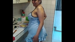 Mam&aacute_ tetona haciendo el desayuno Thumb