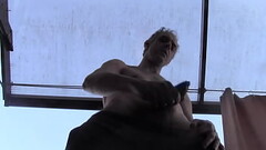 Mi sego e sborro molto sul balcone di un'_amica troia che mi guarda! Thumb