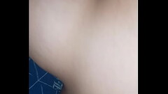 Chupando sus tetas mientras me monta Thumb