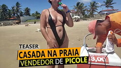 Loira Casada de fio dental na praia, pagando peitinho para vendedor de Picol&eacute_ em RN Thumb